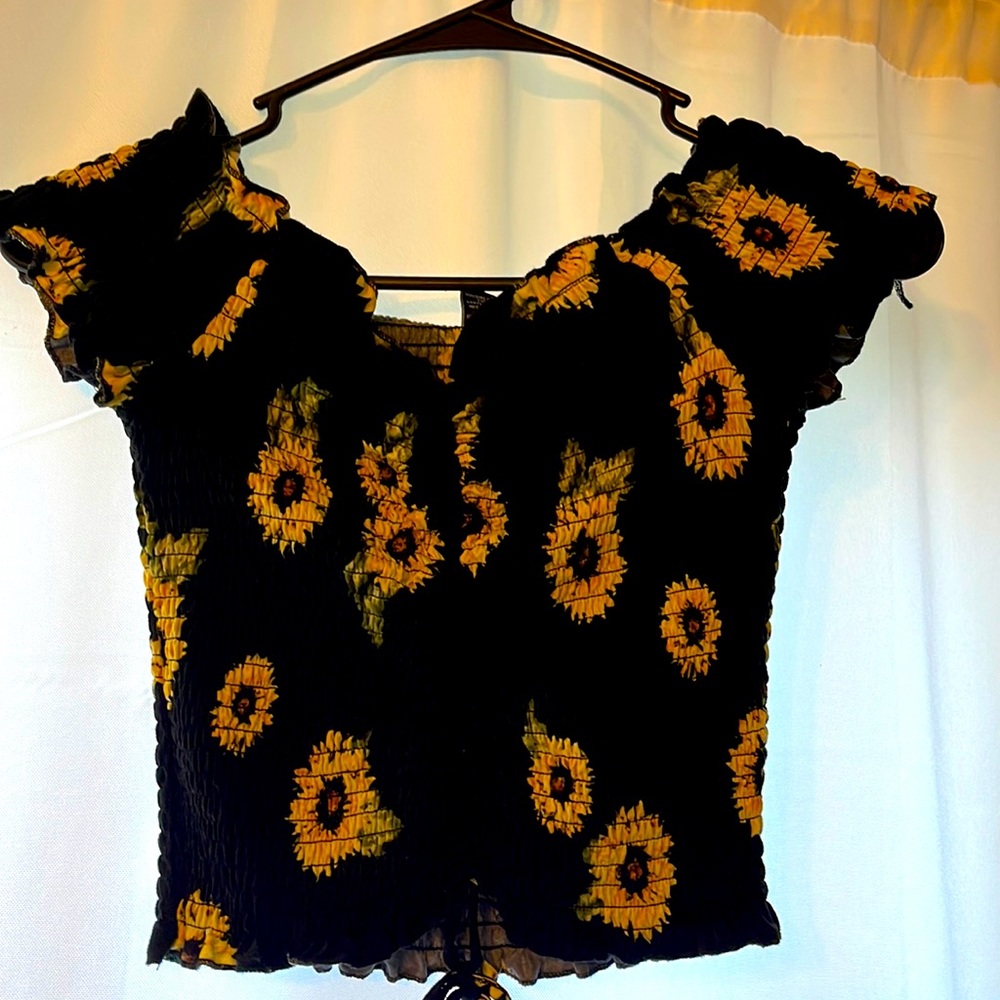 This has been worn once then it just sat in my closet. It’s a medium.